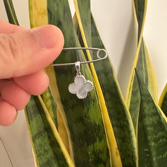 18k Clover Chalcedony Pendant with Japan Slider Chain - Picture 3 of 8